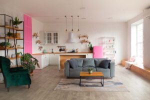 cucina e salotto open space con pavimentazione continua