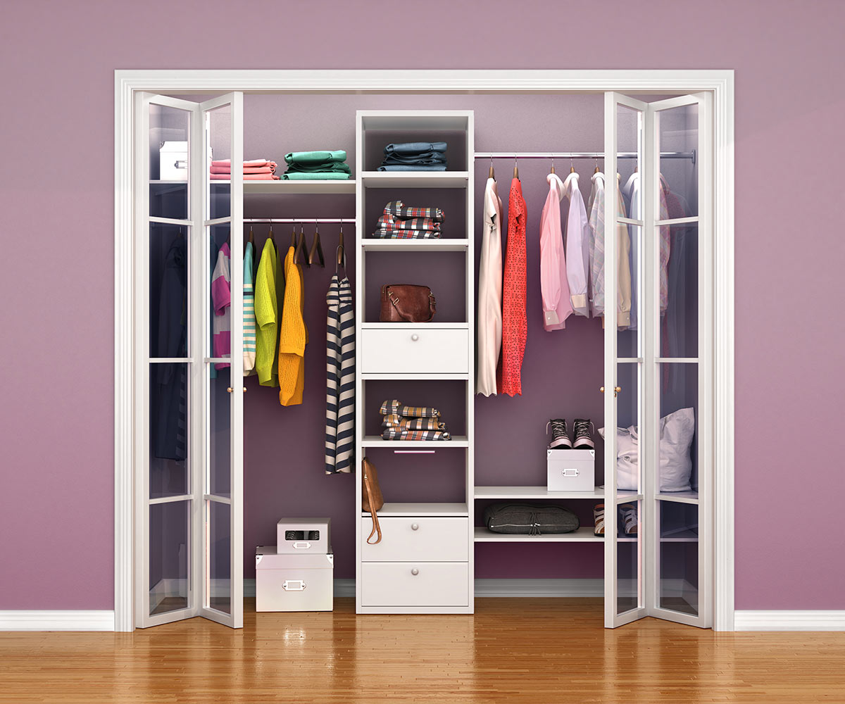 Armadio a muro bianco con ante a libro e vani a giorno, interno organizzato con abiti, cassetti e scatole, su parete lilla.