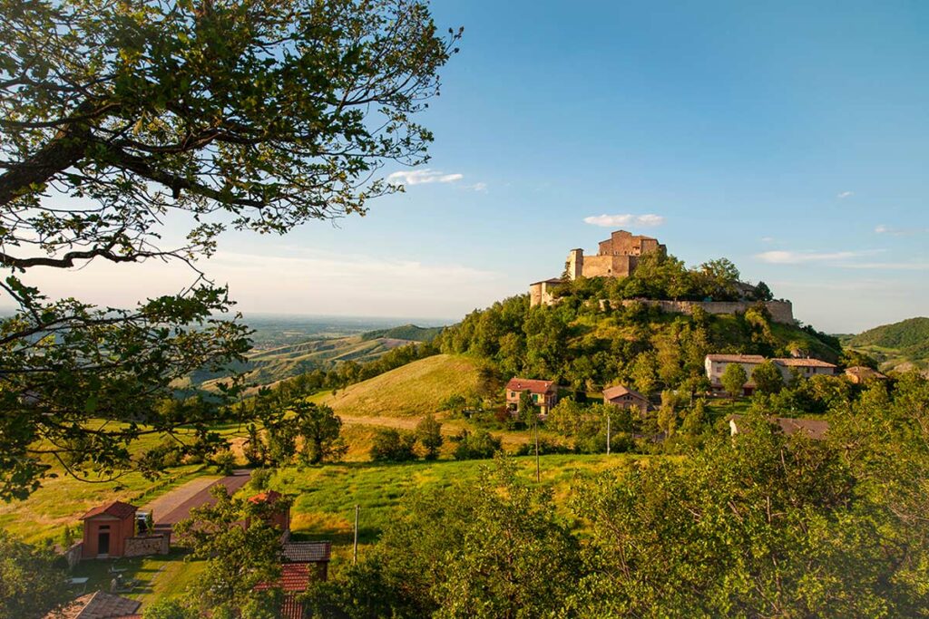 Non solo il celebre castello: il borgo medievale sospeso nel tempo a pochi chilometri da Reggio Emilia