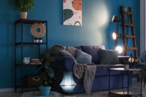 Soggiorno moderno con parete scura, blu notte.