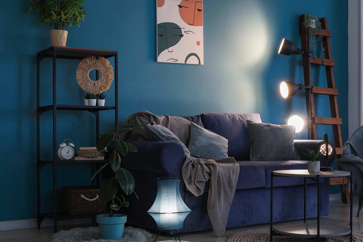 Soggiorno moderno con parete scura, blu notte.