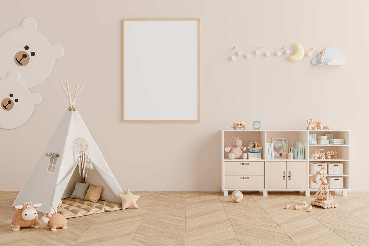Cameretta per bambini con pareti color burro, arredi in legno chiaro, tenda teepee e decorazioni neutre per un ambiente caldo, luminoso e rilassante.
