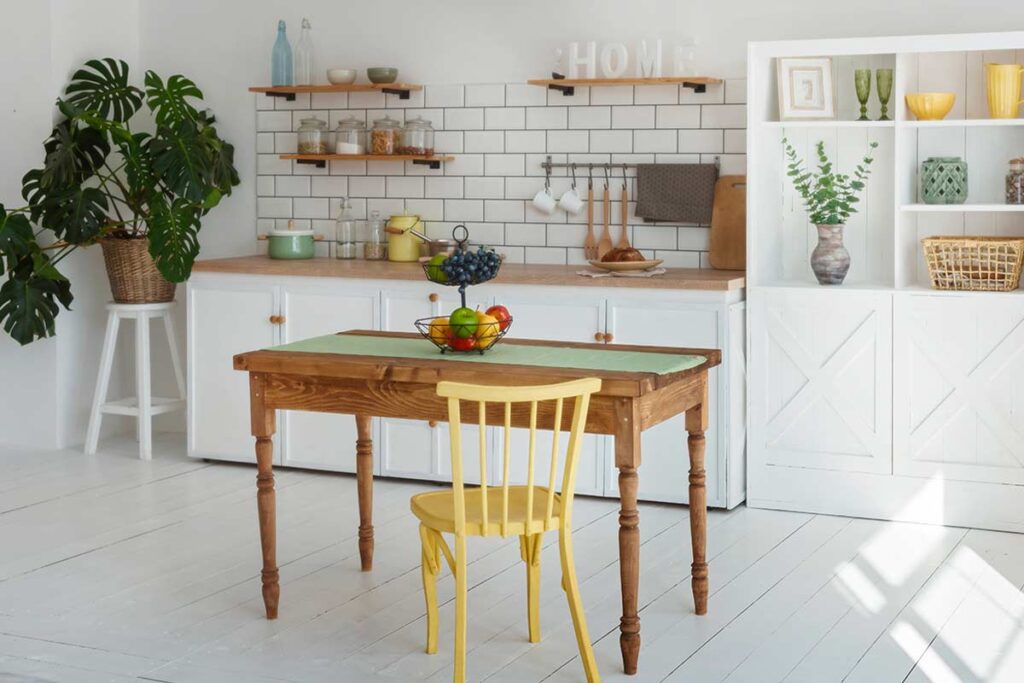 Cucina bianca e legno: quali colori aggiungere per evitare l’effetto “ospedale”