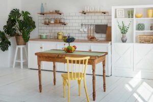 Cucina bianca e legno con tocchi di colori.