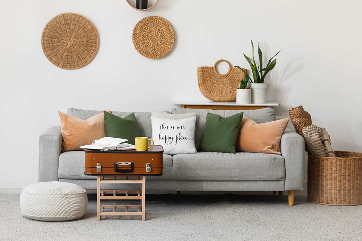 Soggiorno accogliente e luminoso con dettagli imperfetti.