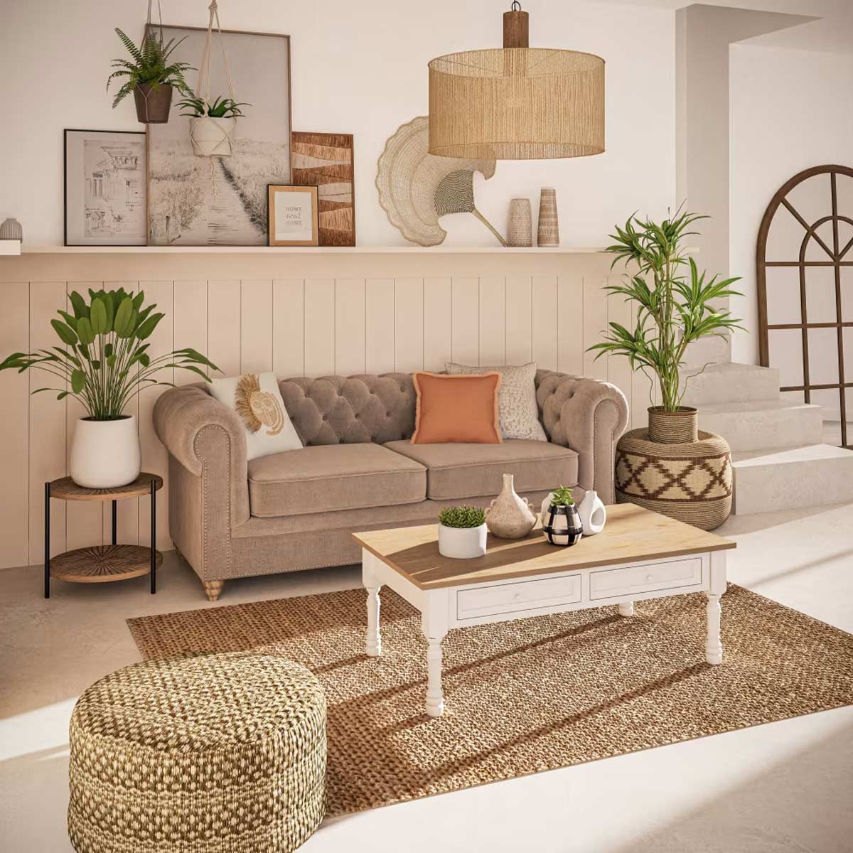 Salotto luminoso in stile boho chic con divano Chesterfield in velluto beige rosato di Maisons du Monde, tavolino in legno chiaro, tappeto naturale, pouf intrecciato e piante verdi.