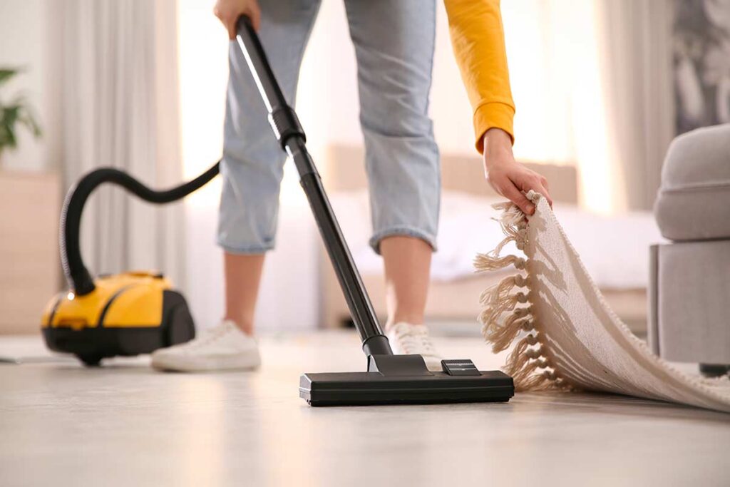 Polvere che ritorna subito? L’errore invisibile quando passi l’aspirapolvere che la fa depositare di nuovo