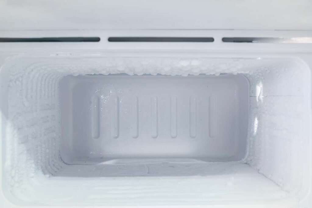 Freezer pieno di ghiaccio? Il metodo rapido che lo rende come nuovo
