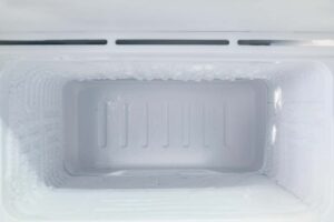 Freezer pieno di ghiaccio.