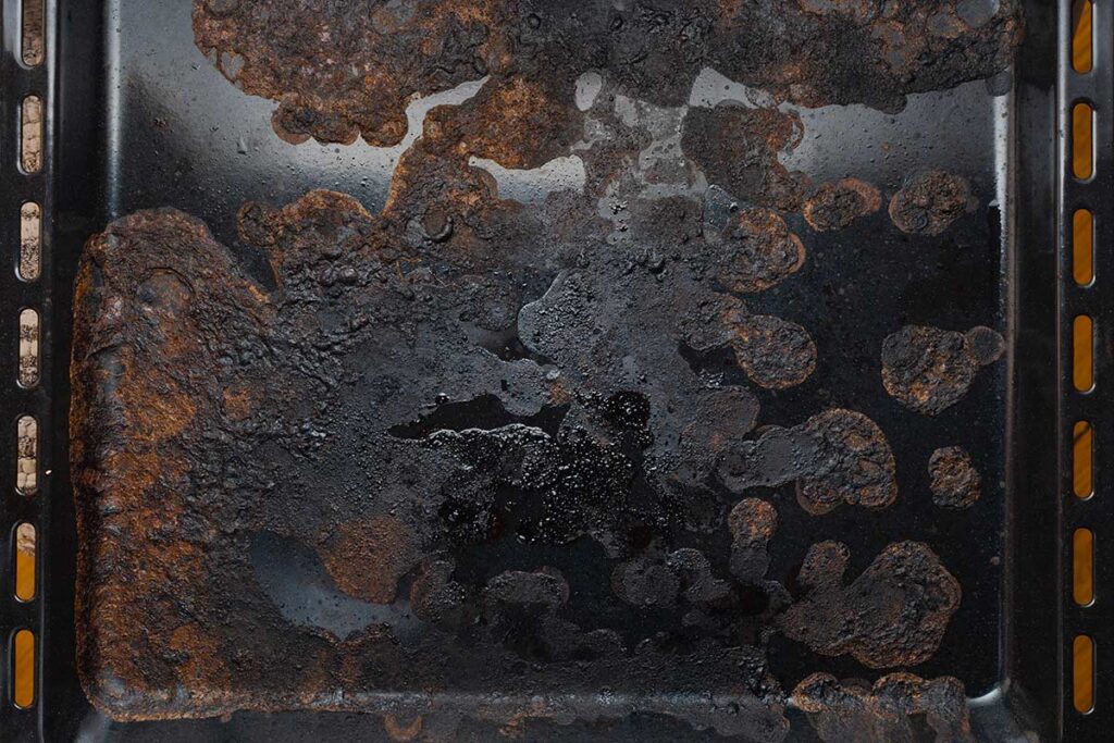 Grasso bruciato sulla teglia? La reazione chimica naturale che lo solleva senza strofinare