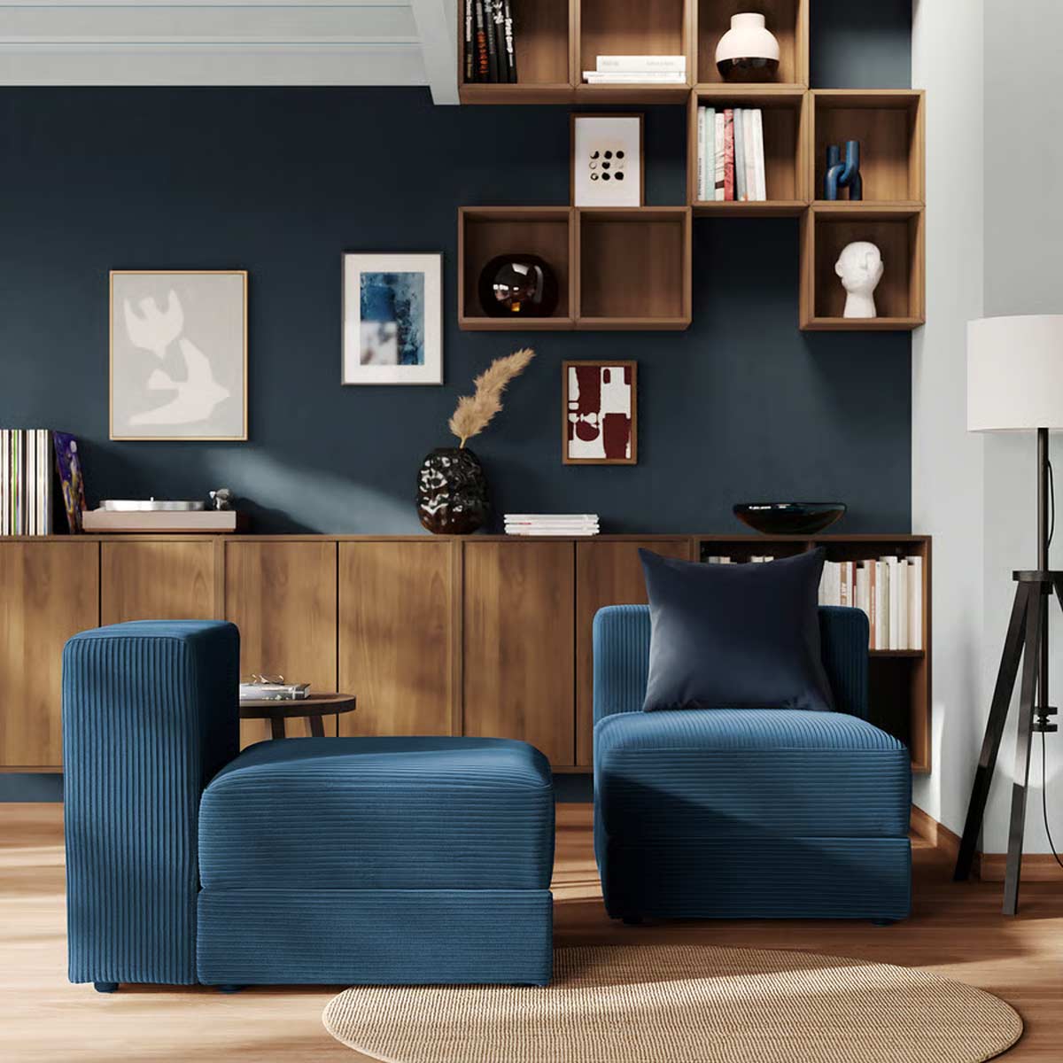 Due poltrone modulari IKEA JÄTTEBO in velluto blu scuro in un salotto moderno con libreria e parete blu.