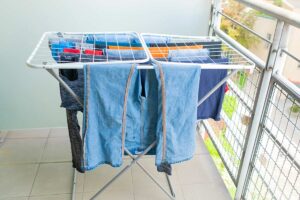 Jeans e felpe sullo stendino