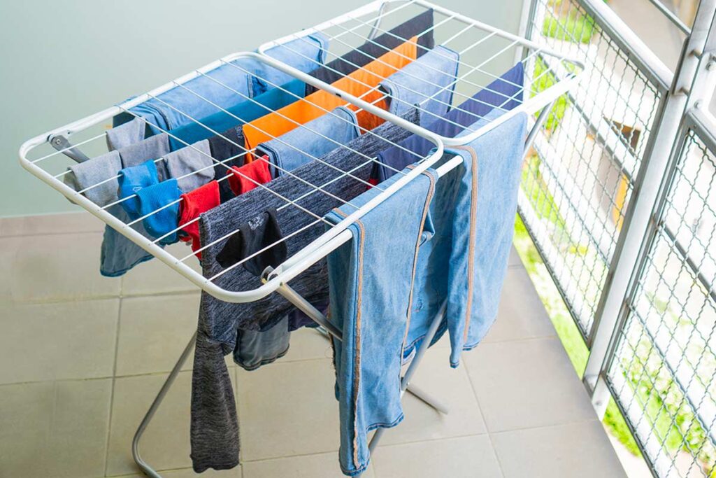 Jeans rigidi dopo l’asciugatura? L’ingrediente da cucina che li rende subito morbidi al tatto