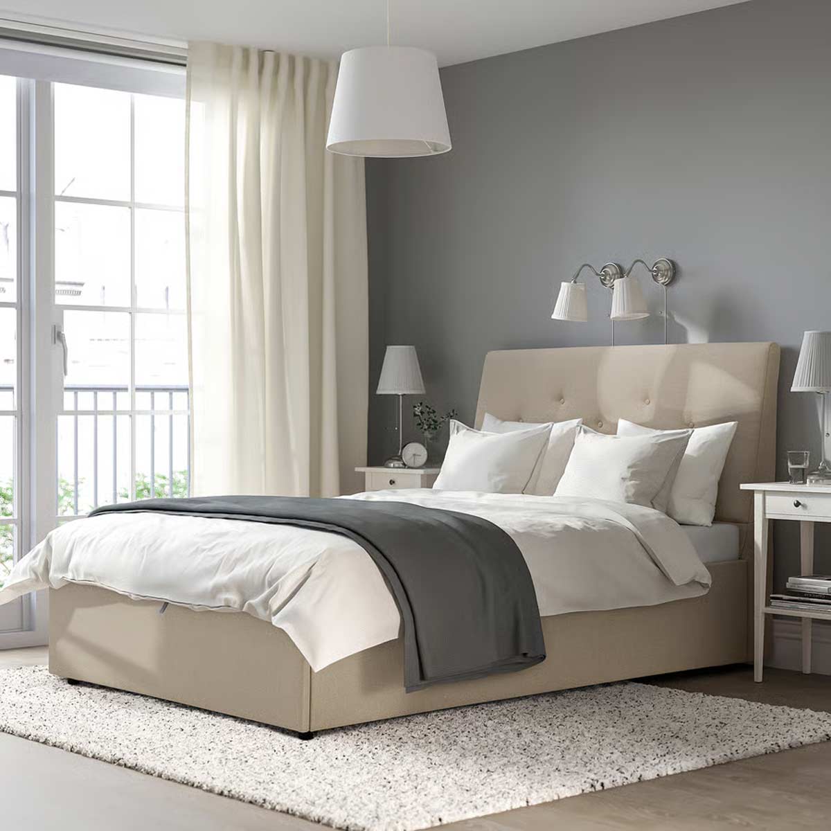 Letto contenitore IDANÄS IKEA in tessuto beige, stanza luminosa e ordinata con arredi coordinati.