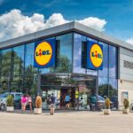 Persone corrono ad un negozio Lidl