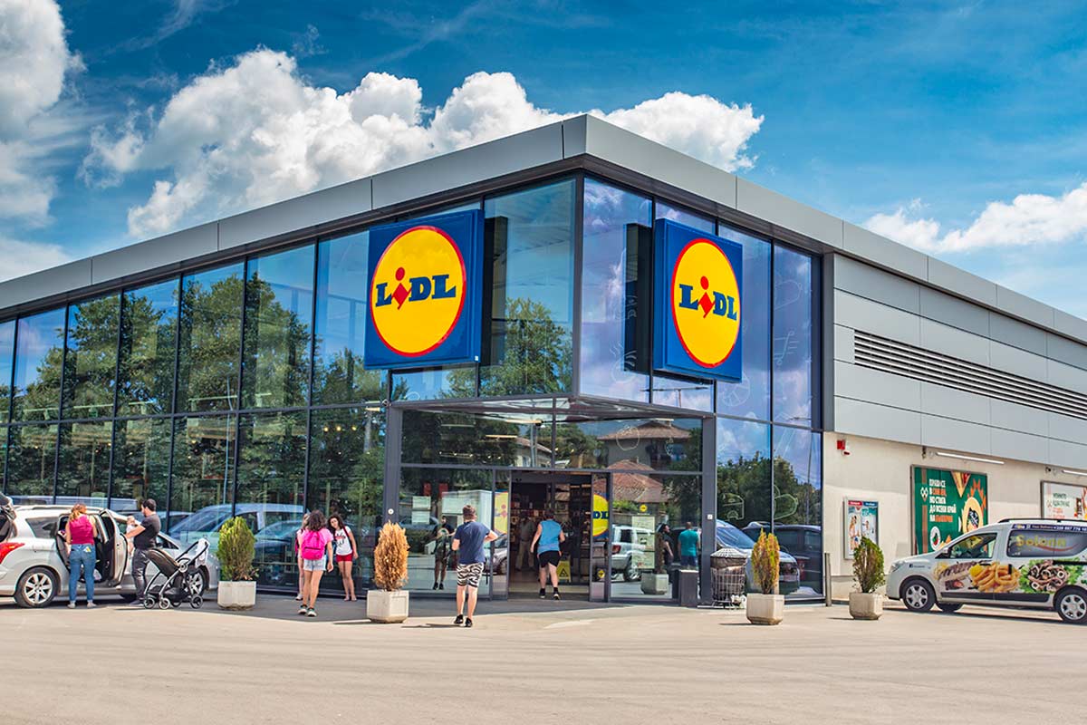 Persone corrono ad un negozio Lidl