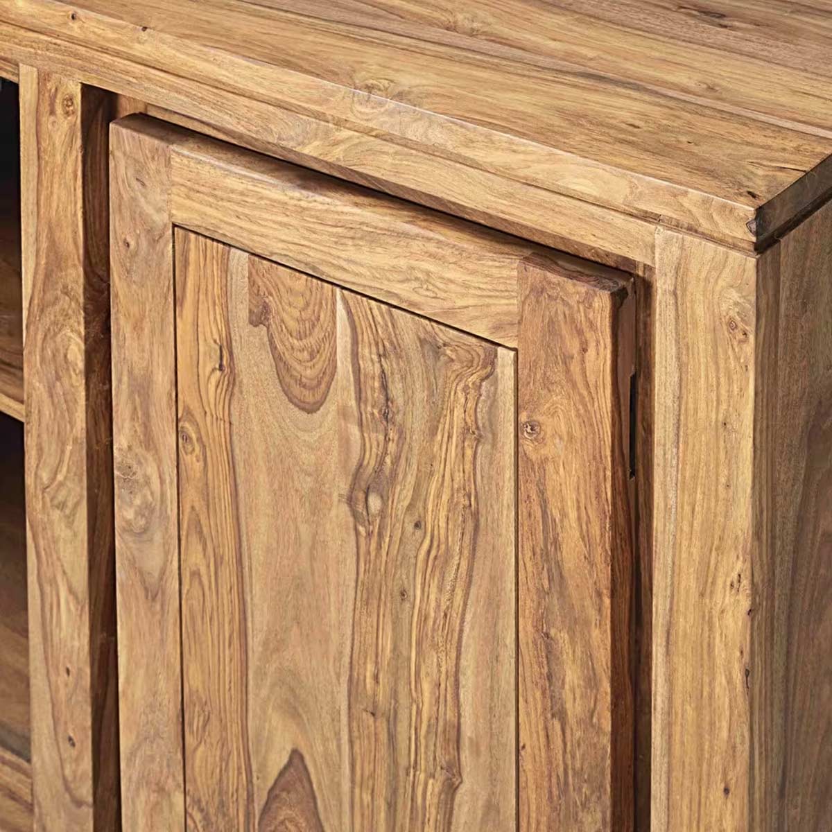 Dettaglio anta in legno massello con venature naturali, stile industrial chic.