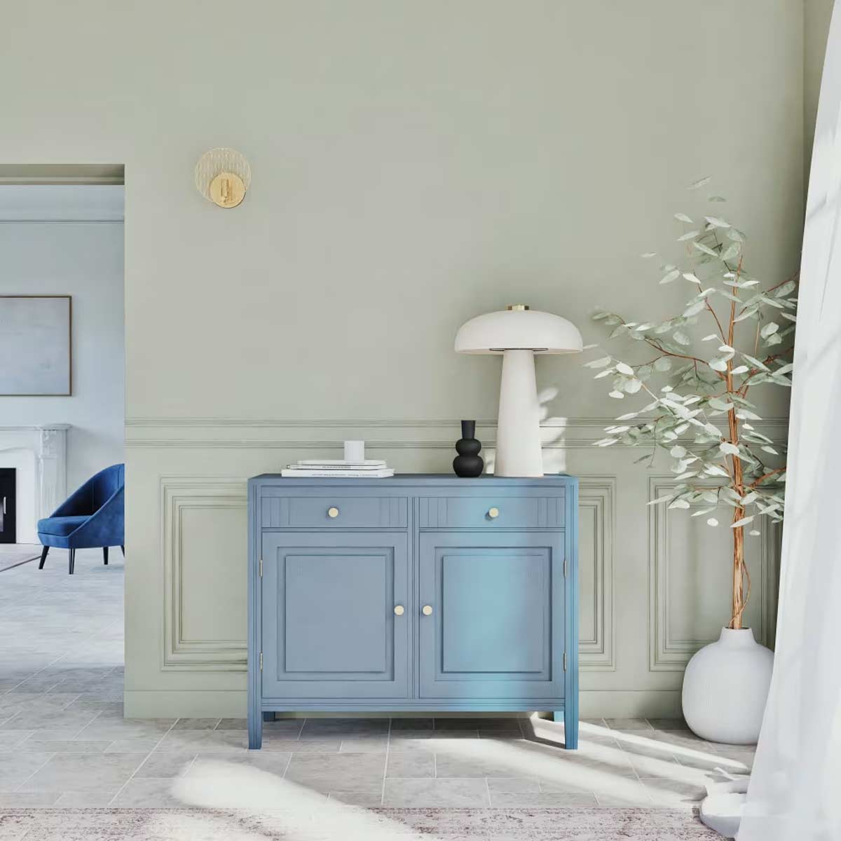 Madia blu in legno massello con pomelli dorati, ambientata in soggiorno luminoso dallo stile contemporaneo.