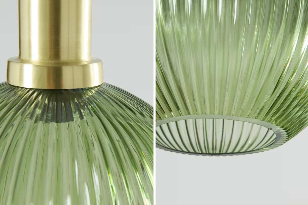 Dettaglio del paralume in vetro verde rigato con attacco in ottone dorato Maisons du Monde.