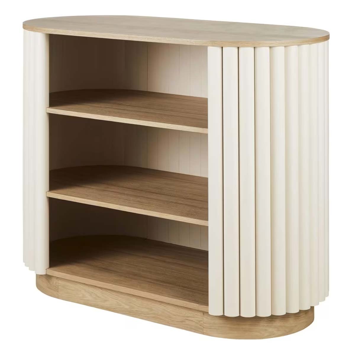 Mobile bar Caldera di Maisons du Monde visto di lato, con struttura bicolore in legno e bianco, tre ripiani interni a vista e base arrotondata. Design moderno e finitura a tondelli.