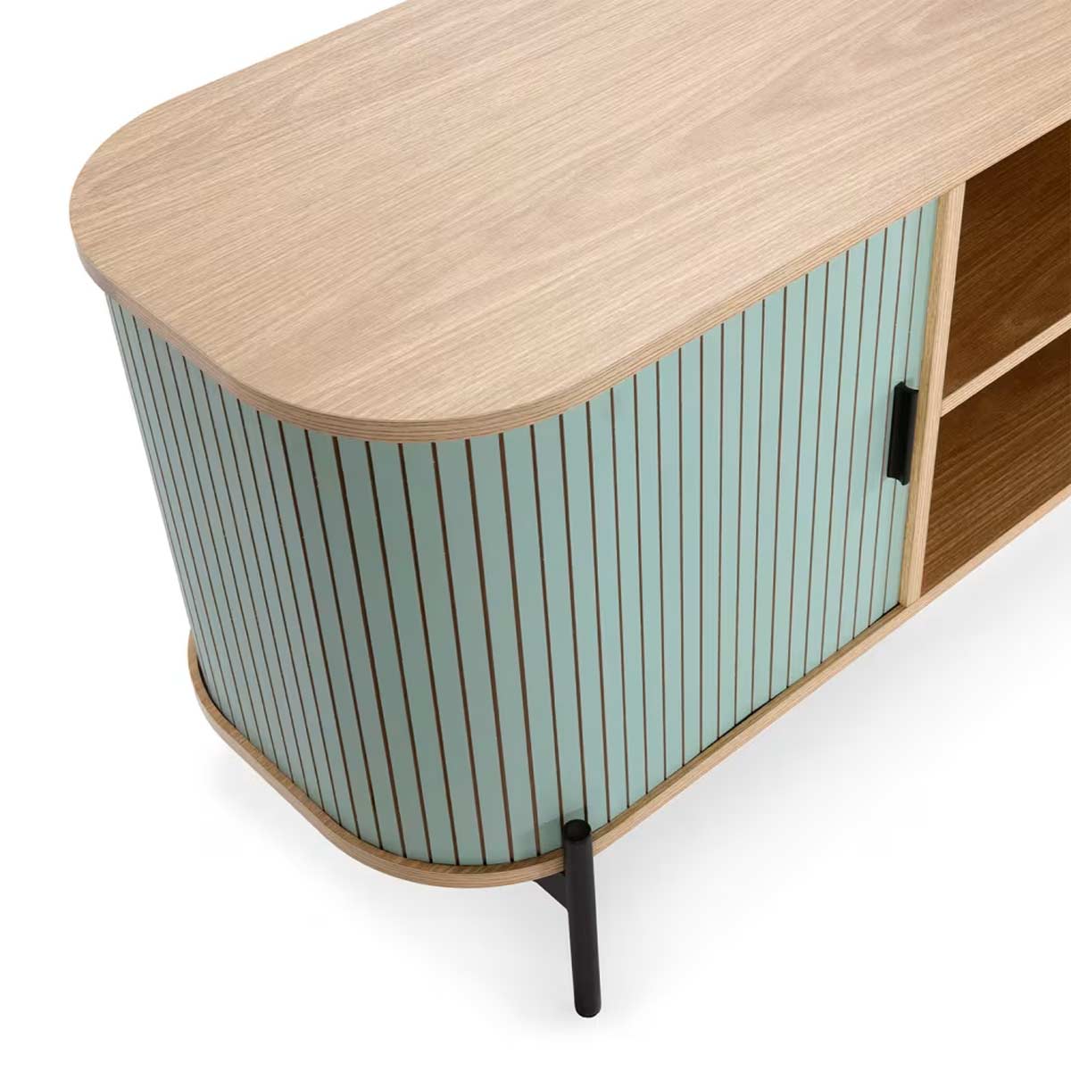 Dettaglio del mobile TV Monaco di Maisons du Monde, con ante blu a righe verticali, piano effetto rovere e gambe alte in metallo nero. Stile moderno e finiture di qualità.