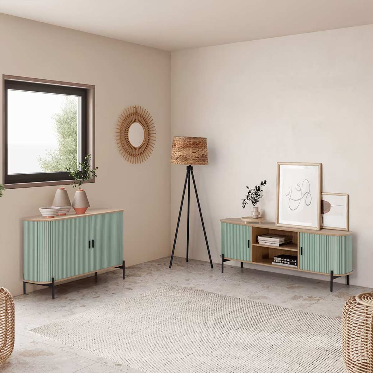 Soggiorno moderno con mobili Monaco di Maisons du Monde: madia e mobile TV con ante blu a righe verticali, piano effetto rovere, gambe in metallo nero e decorazioni in stile naturale.