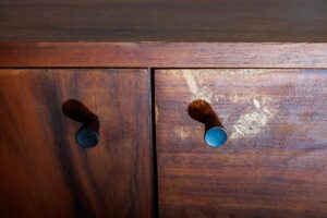 Mobile scuro graffiato.