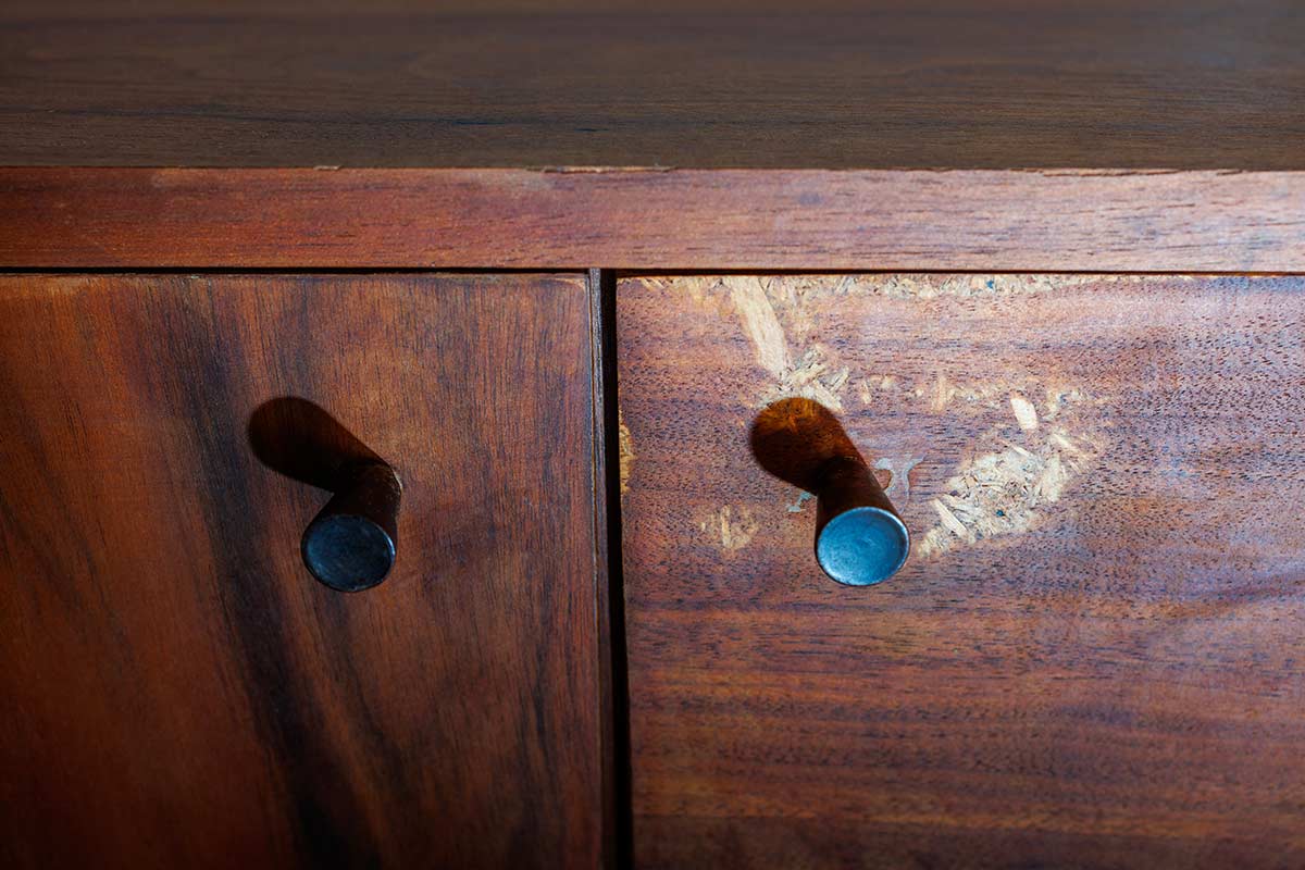 Mobile scuro graffiato.