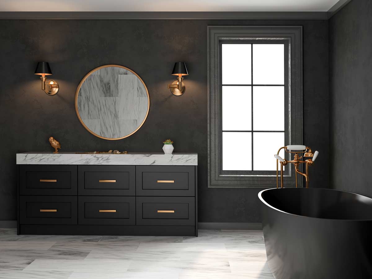 Bagno elegante con mobili e vasca nero opaco, dettagli in ottone e piano in marmo bianco.