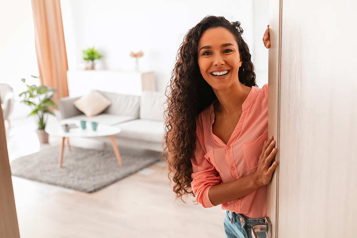 Donna apri la porta agli ospiti.