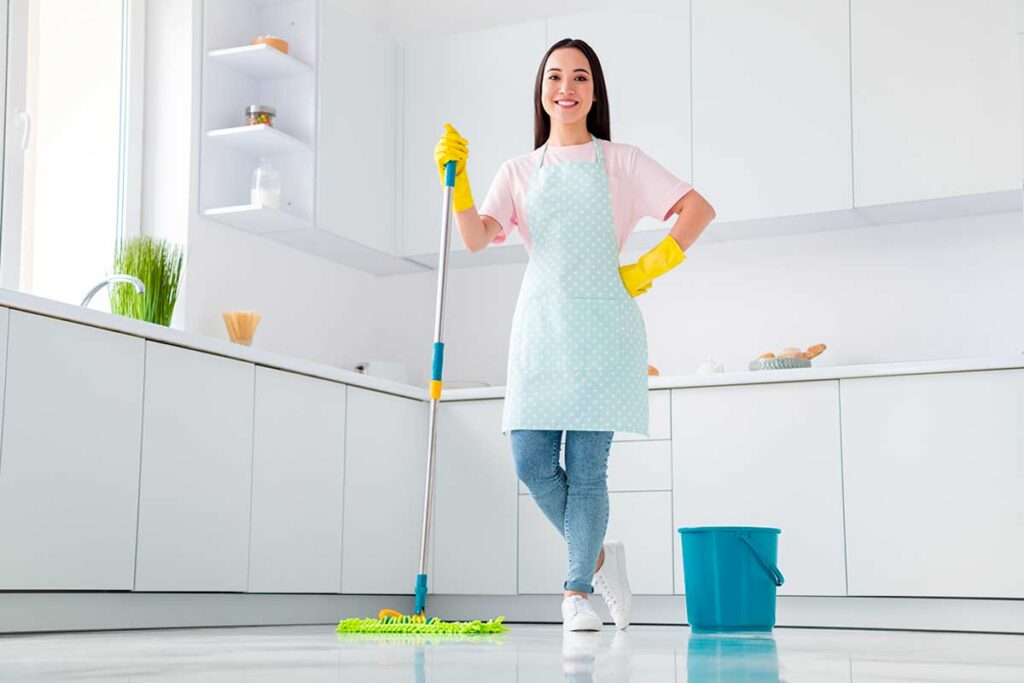 Pavimenti in gres pieni di aloni? Ho eliminato il detersivo e risolto con un ingrediente da 50 centesimi