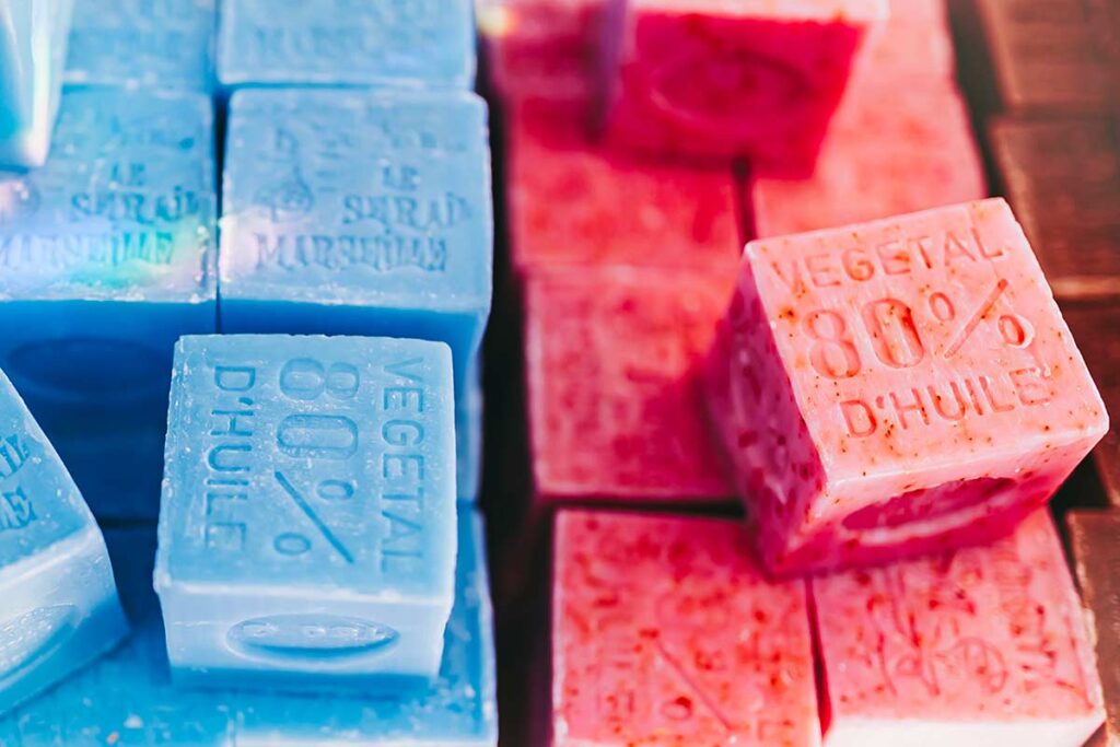 Pavimenti in gres sempre appiccicosi? Come usare il sapone di Marsiglia per sgrassarli senza lasciare aloni