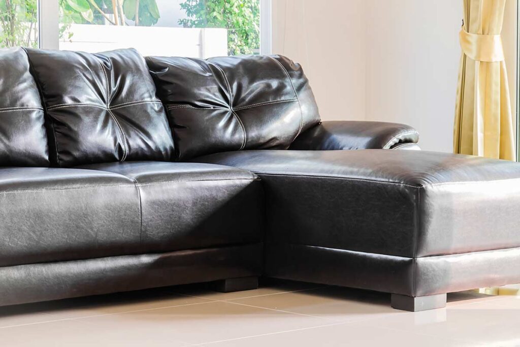 Pelle del divano screpolata? Il latte detergente (anche scaduto) che la nutre e la rende più elastica