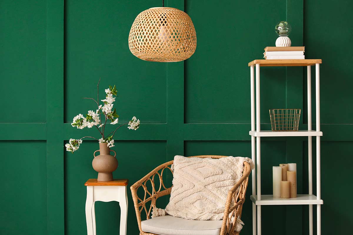 pareti scure e arredi chiari in salotto