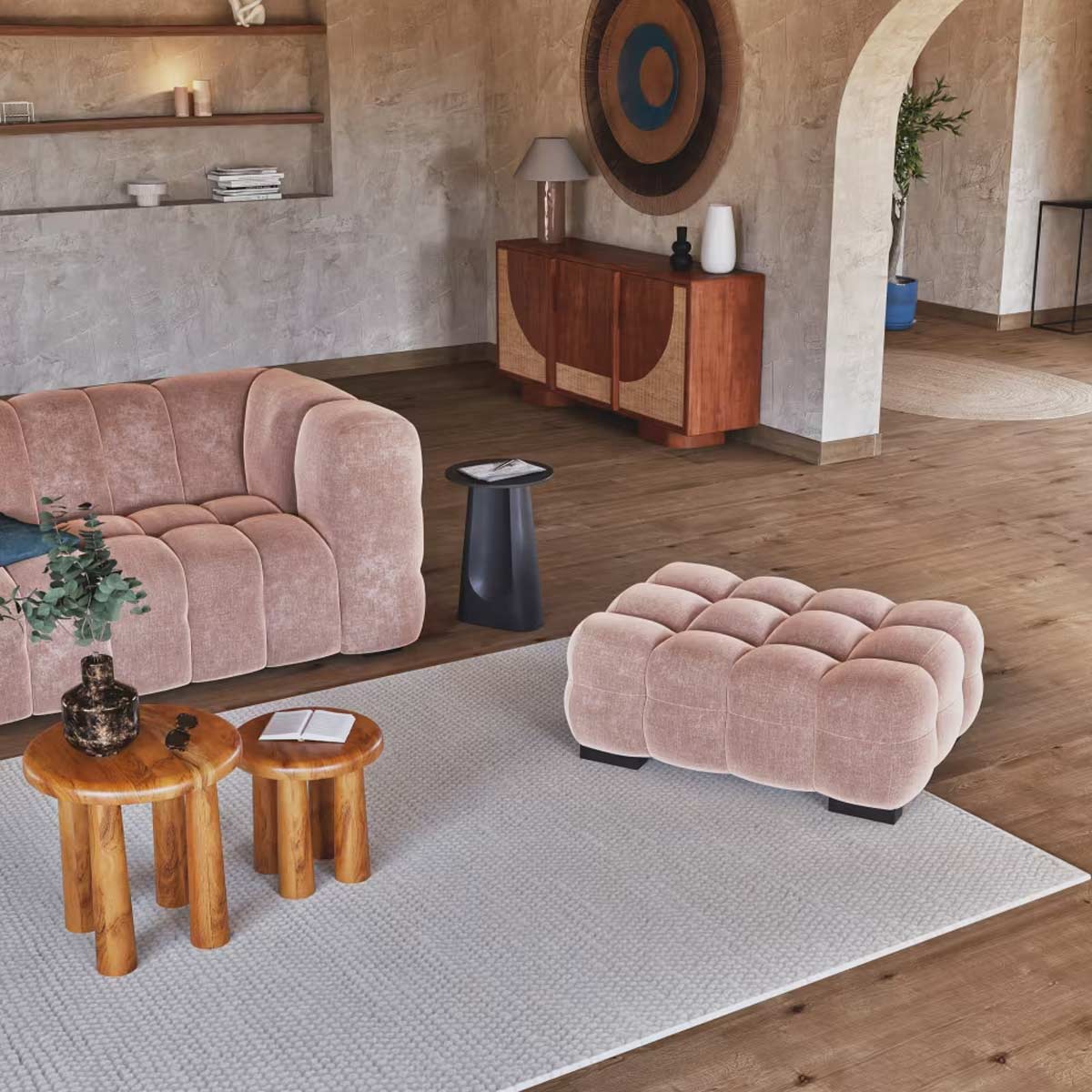 Pouf nuvola Lilo Maisons du Monde, vista d’insieme con rivestimento in velluto caffellatte ed effetto bombato.