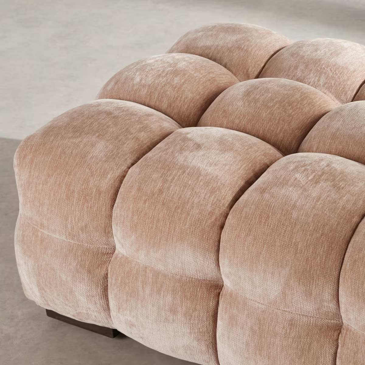 Pouf nuvola Lilo in velluto caffellatte, dettaglio della lavorazione trapuntata e texture morbida.