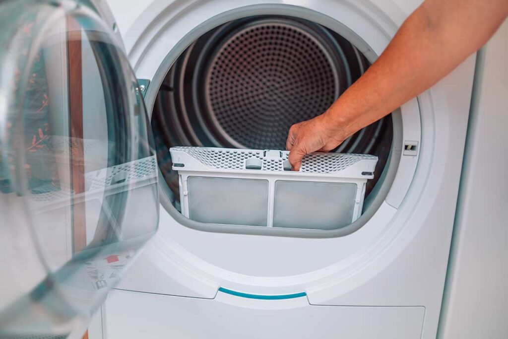 Bolletta alta per l’asciugatrice? Come pulire correttamente il filtro per evitare sprechi di energia e raddoppiare i consumi