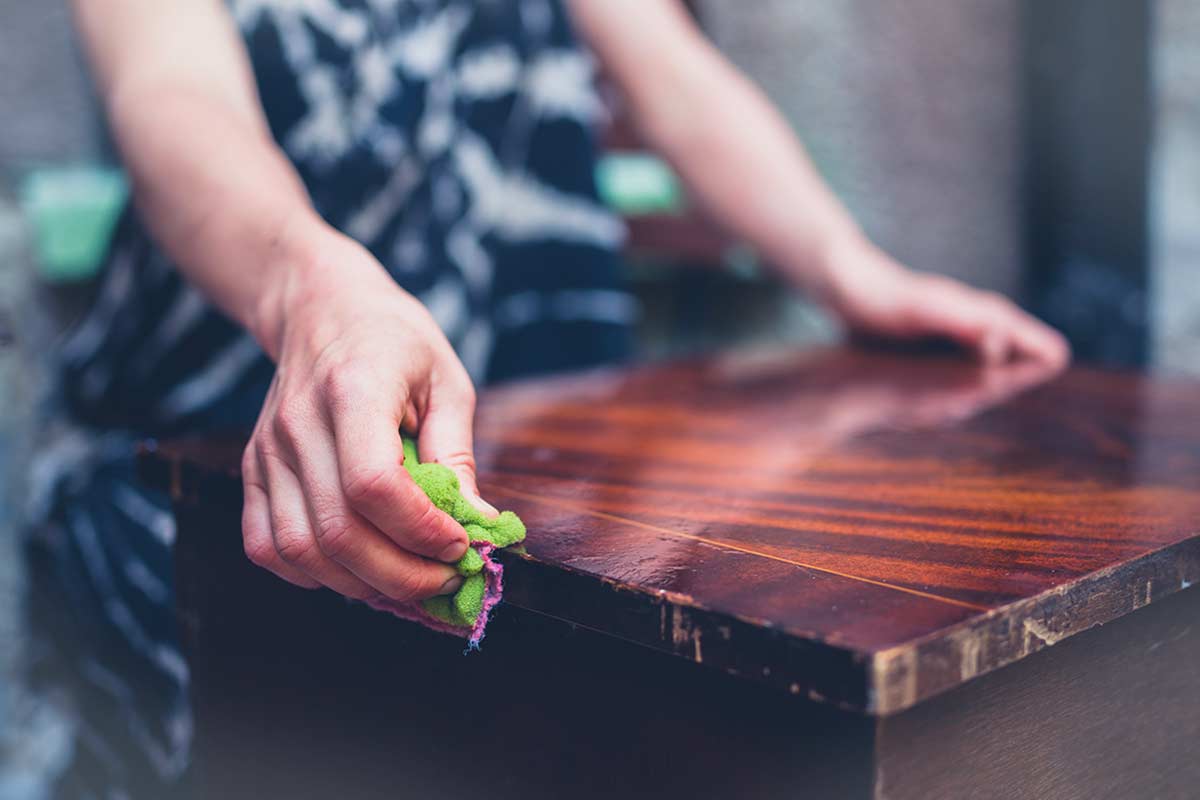 Pulire legno scuro con caffè