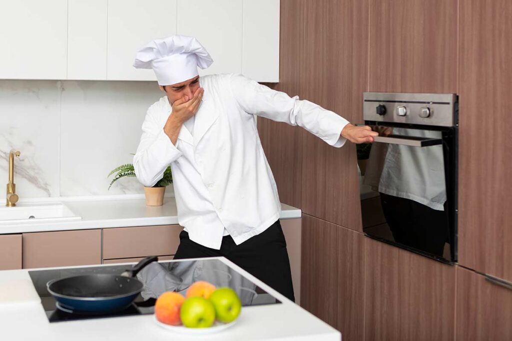 Puzza di bruciato nel forno? Il segreto dei fondi di caffè che nessuno ti ha mai detto