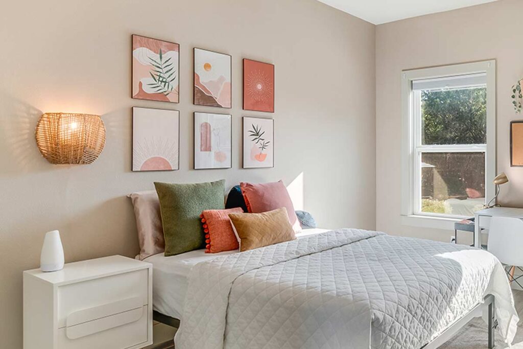 Non è il quadro che è sbagliato: la regola dei due terzi per vestire con armonia la parete dietro al letto