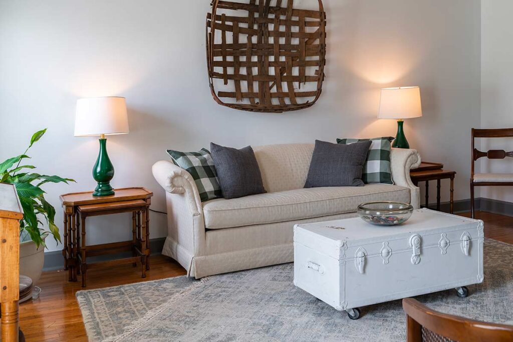 Anche gli interior designer lo confermano: questi sbagli chiudono visivamente lo spazio in soggiorno