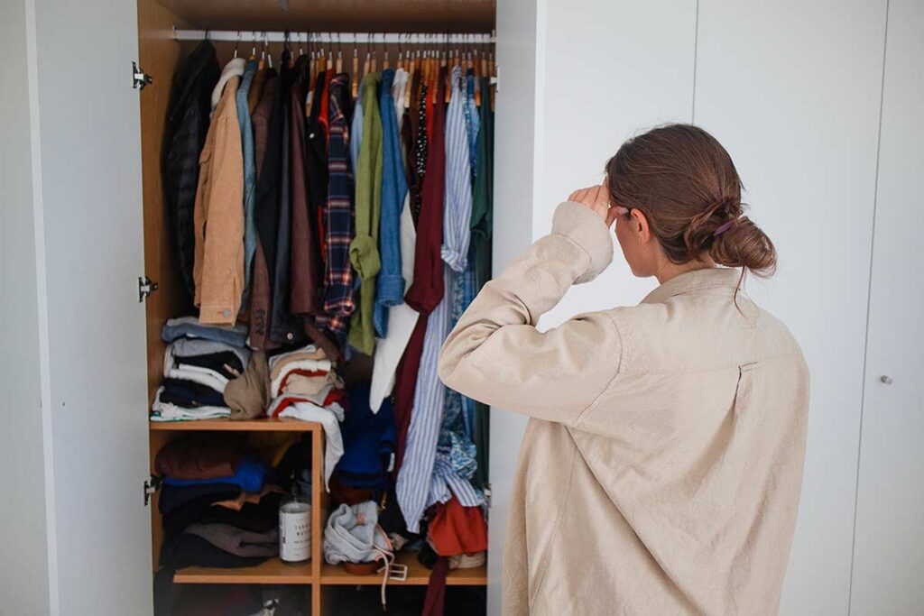 Perché non riesci a chiudere l’armadio: i 3 capi “fantasma” che rubano spazio alla tua autostima
