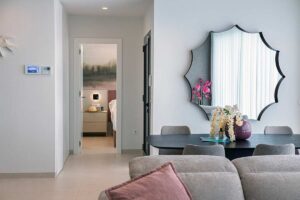 Specchi strategici per raddoppiare visivamente la luce naturale