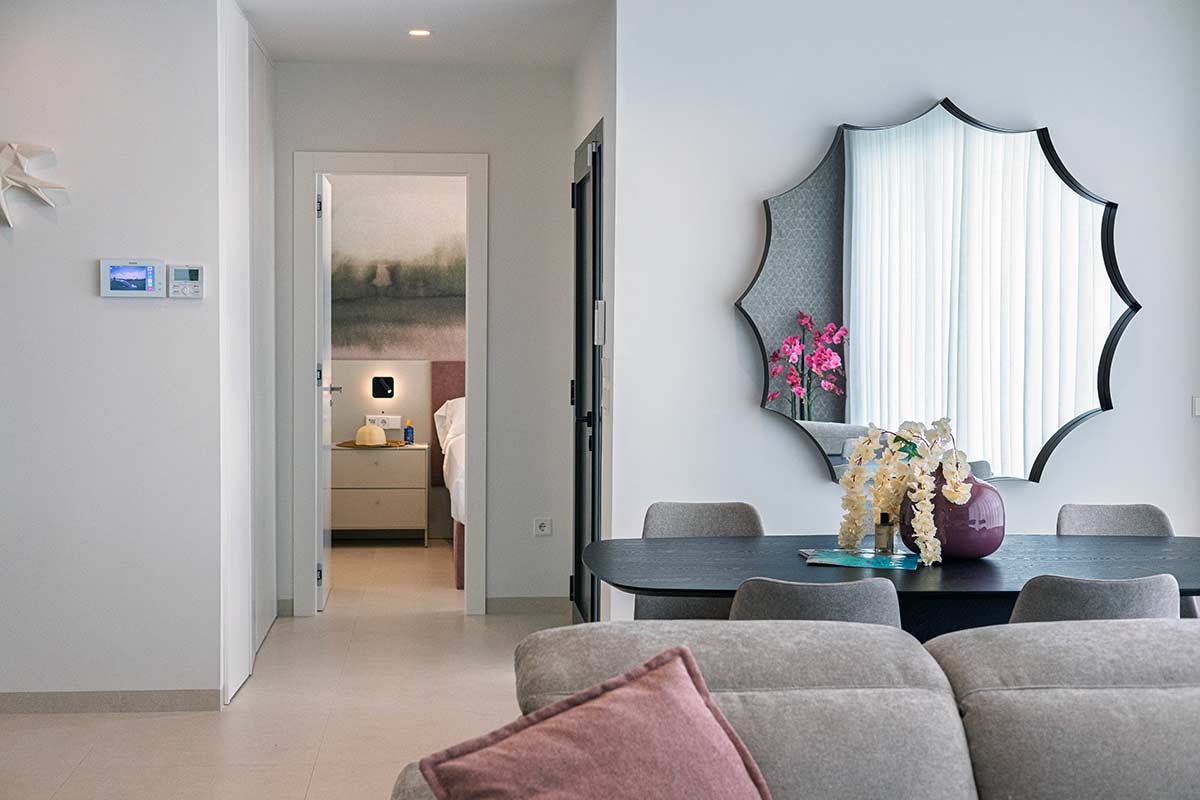 Specchi strategici per raddoppiare visivamente la luce naturale