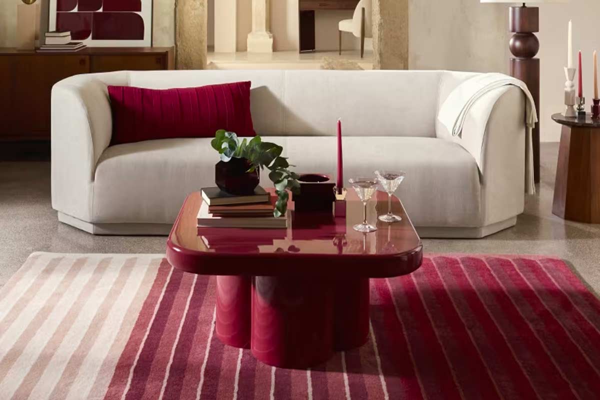 Tavolino Jumba color bordeaux di Maisons du Monde.