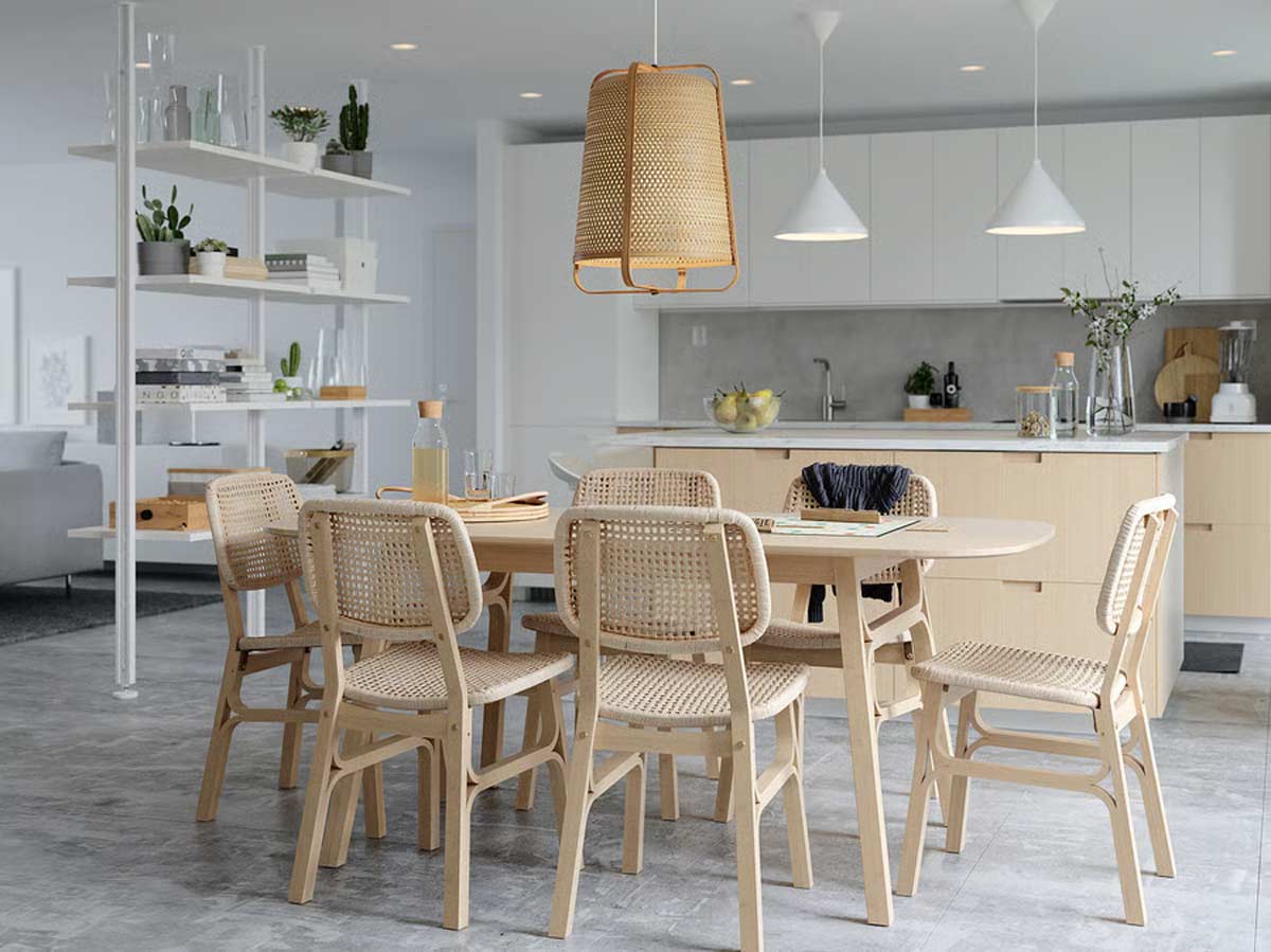 Tavolo VOXLÖV IKEA in bambù con sei sedie abbinate, ambiente cucina moderno e luminoso.