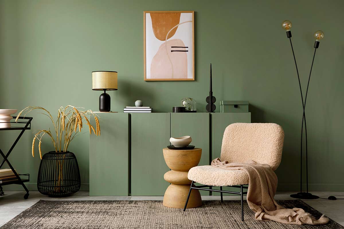 Verde salvia e legno chiaro nel living