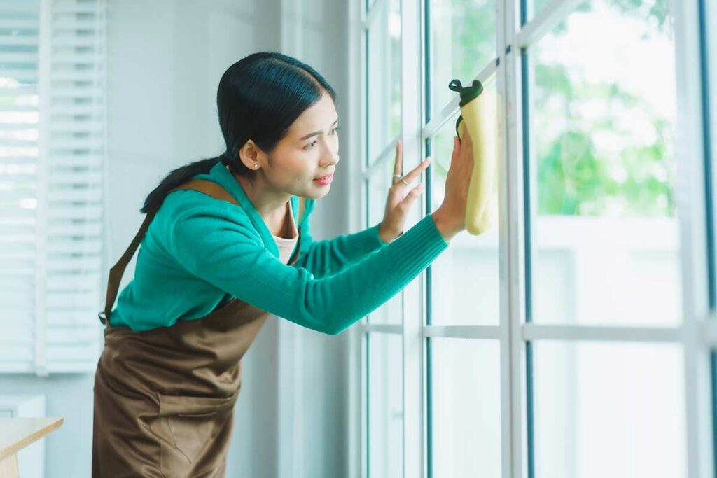 Vetri trasparenti come se non ci fossero: la tecnica del panno in microfibra asciutto