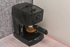 Decalcificazione della macchina del caffè: perché l'aceto può danneggiare i circuiti interni