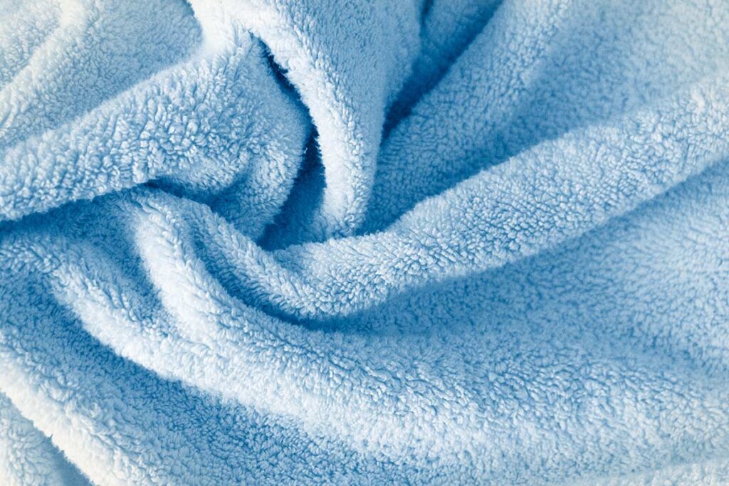 Asciugamani ruvidi come carta vetrata: perché l’ammorbidente è il tuo peggior nemico (e cosa usare)